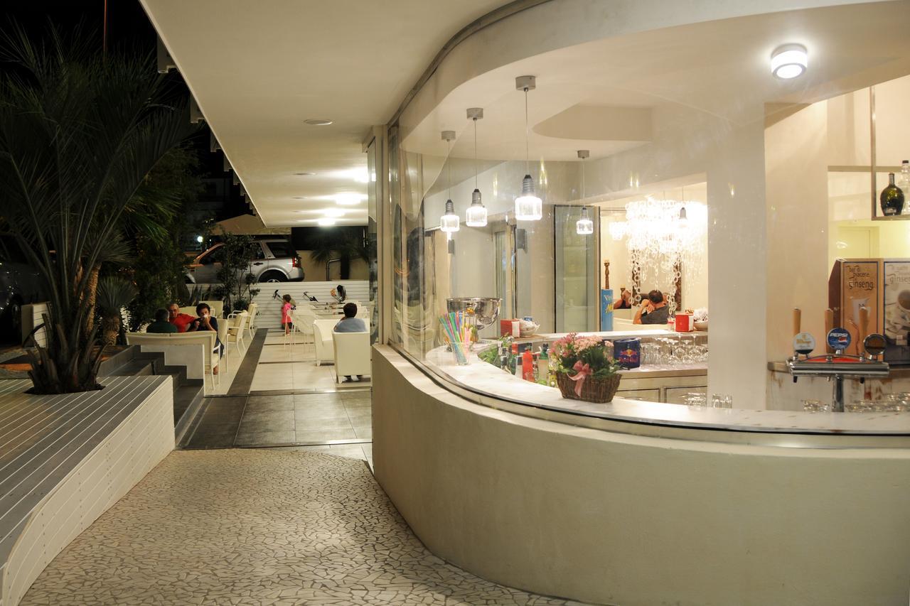 Hotel Caribia Pinarella チェルヴィア エクステリア 写真