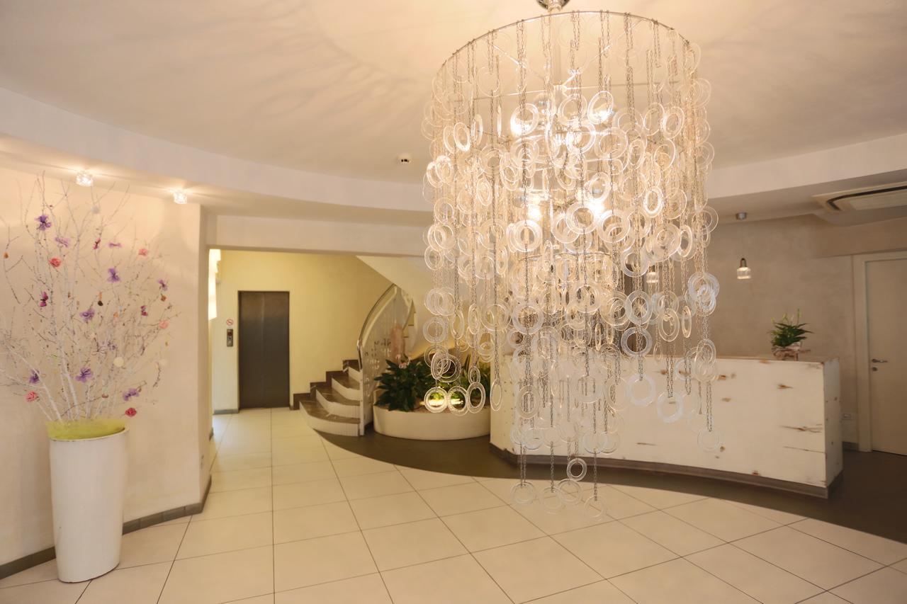 Hotel Caribia Pinarella チェルヴィア エクステリア 写真